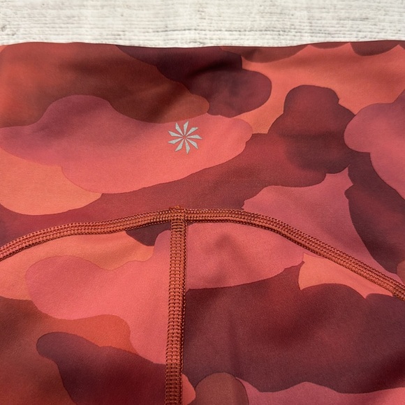 Women’s Athleta Ultimate Stash Printed 7/8 tight size M - Picture 9 of 15